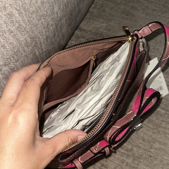 NWT Purse. Super cute stylish purse. - Picture 7 of 9